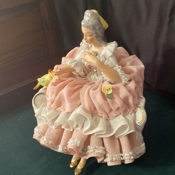Dresden Lace Queen Antoinette w/parrot vintage - Picture 3 of 5